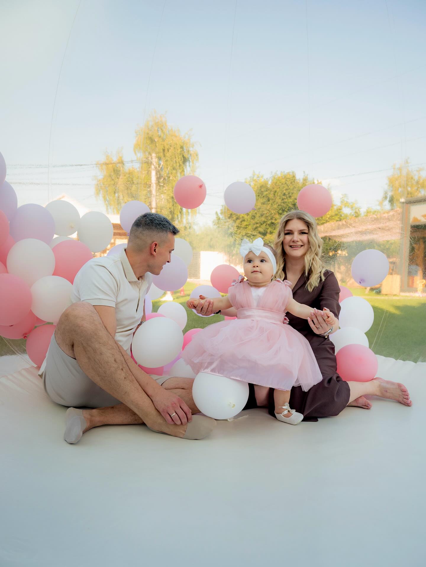 Porodična fotografija u Bubble House-u sa roze balonima