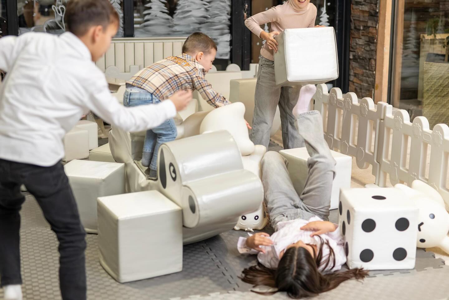 Deca se igraju u Soft Play prostoru