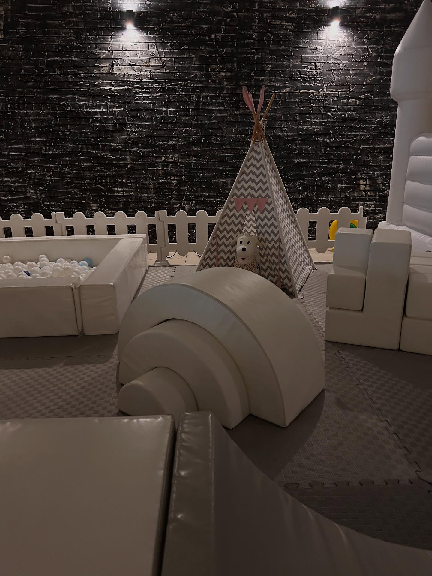 Soft Play prostor sa belim dvorcem u pozadini